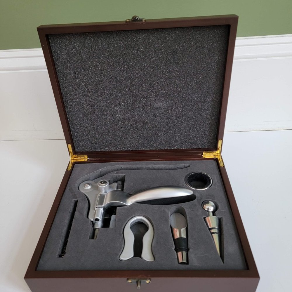 CONNOISSEUR CORKSCREW & WINE TOOLS DELUXE WINE GIFT W/ WOOD BOX